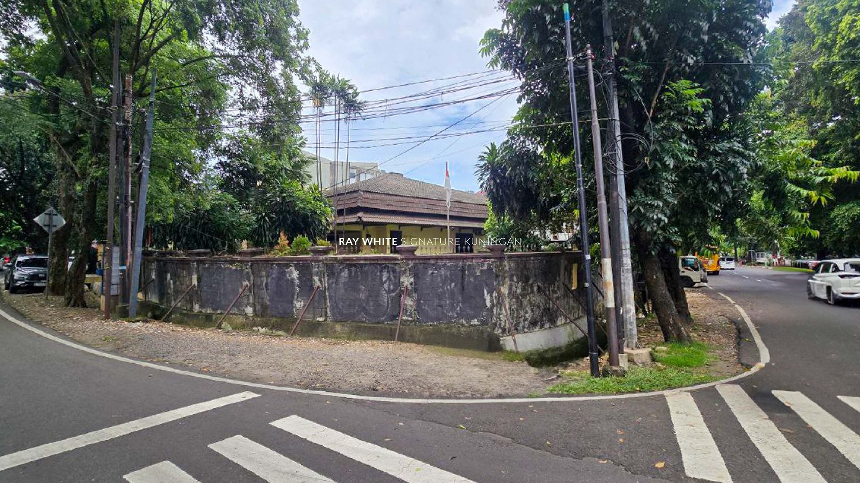 Rumah Lama Depan Taman Area Prime di Taman Pakubuwono