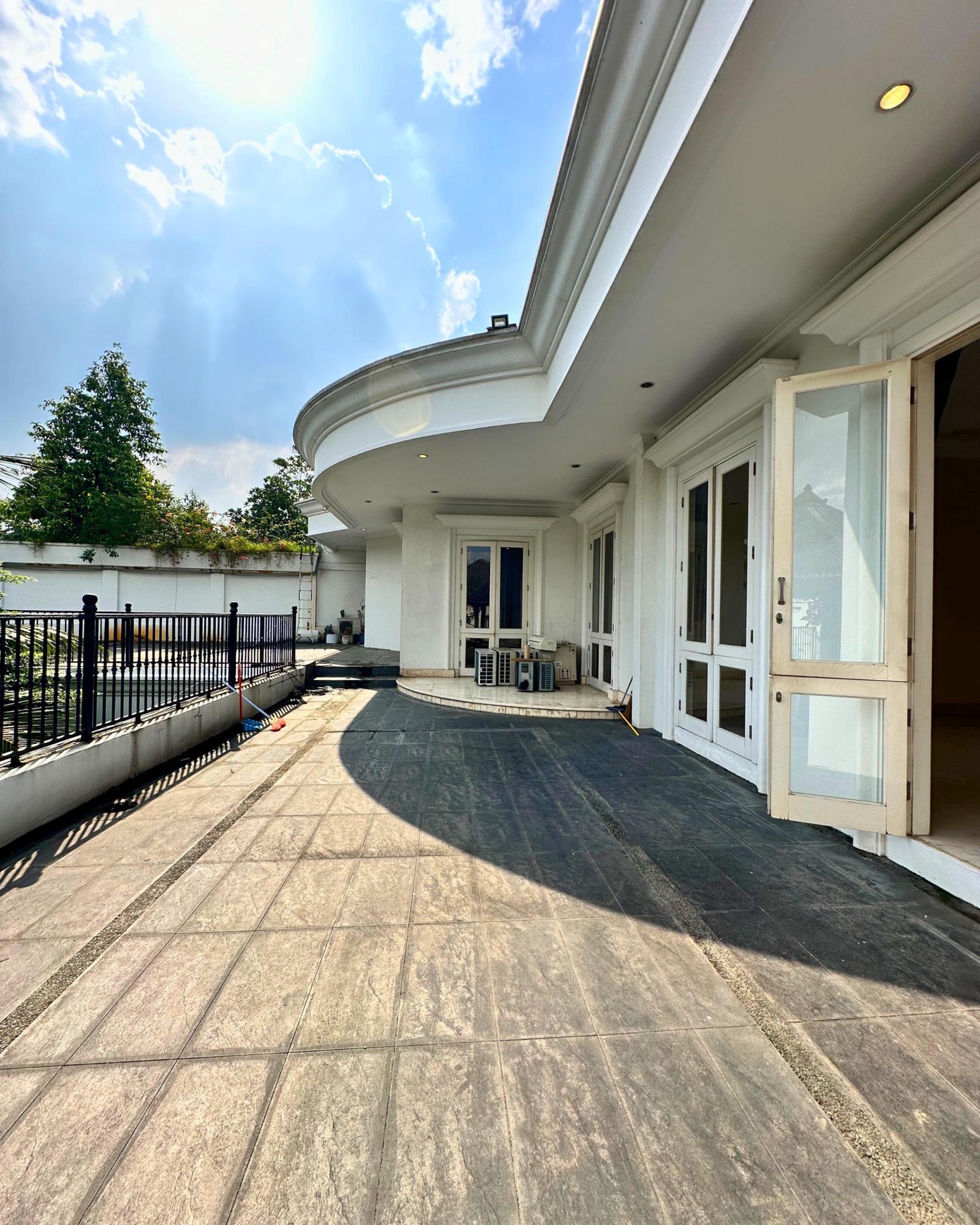 DIJUAL - RUMAH MEWAH DI SRIWIJAYA, SELONG - SUDUT PRESTISIUS SENOAPTI, KEBAYORAN BARU,JAKSEL.