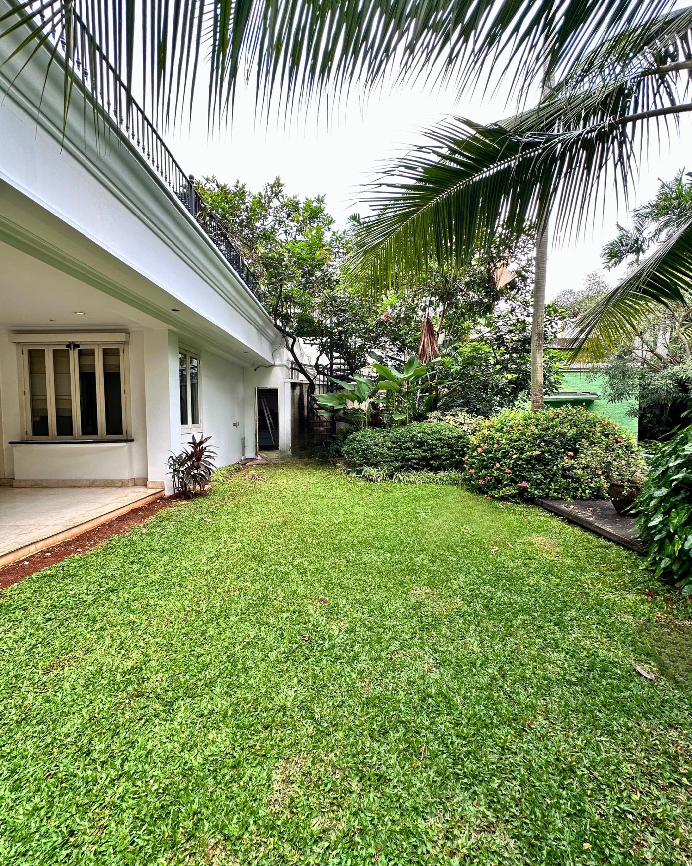DIJUAL - RUMAH MEWAH DI SRIWIJAYA, SELONG - SUDUT PRESTISIUS SENOAPTI, KEBAYORAN BARU,JAKSEL.