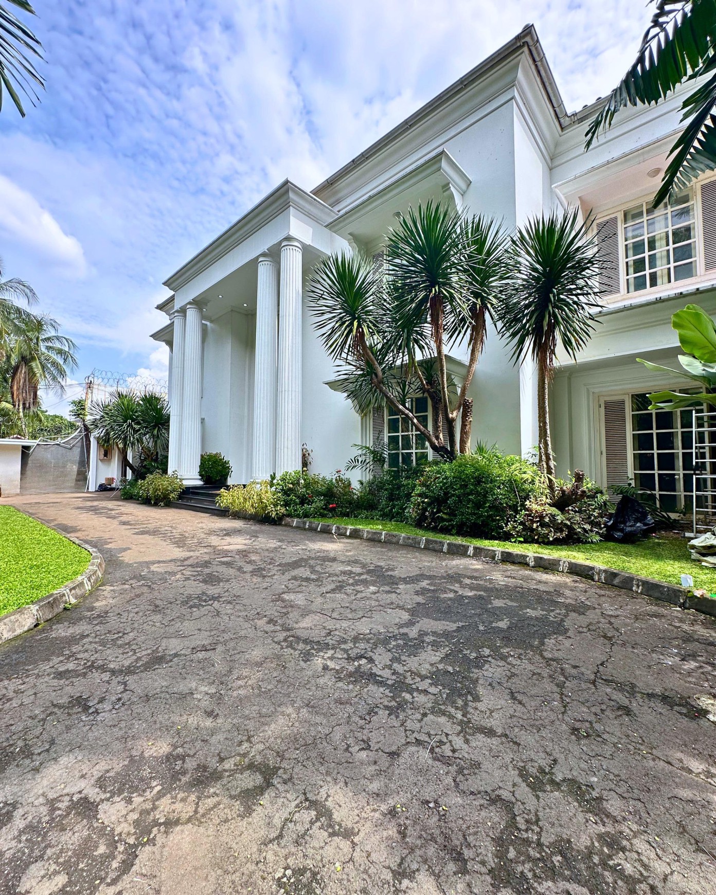 DIJUAL - RUMAH MEWAH DI SRIWIJAYA, SELONG - SUDUT PRESTISIUS SENOAPTI, KEBAYORAN BARU,JAKSEL.