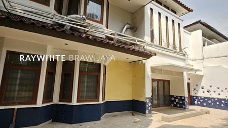 Rumah Bangunan 2 Lantai Lingkungan Tenang Area Kebayoran Baru