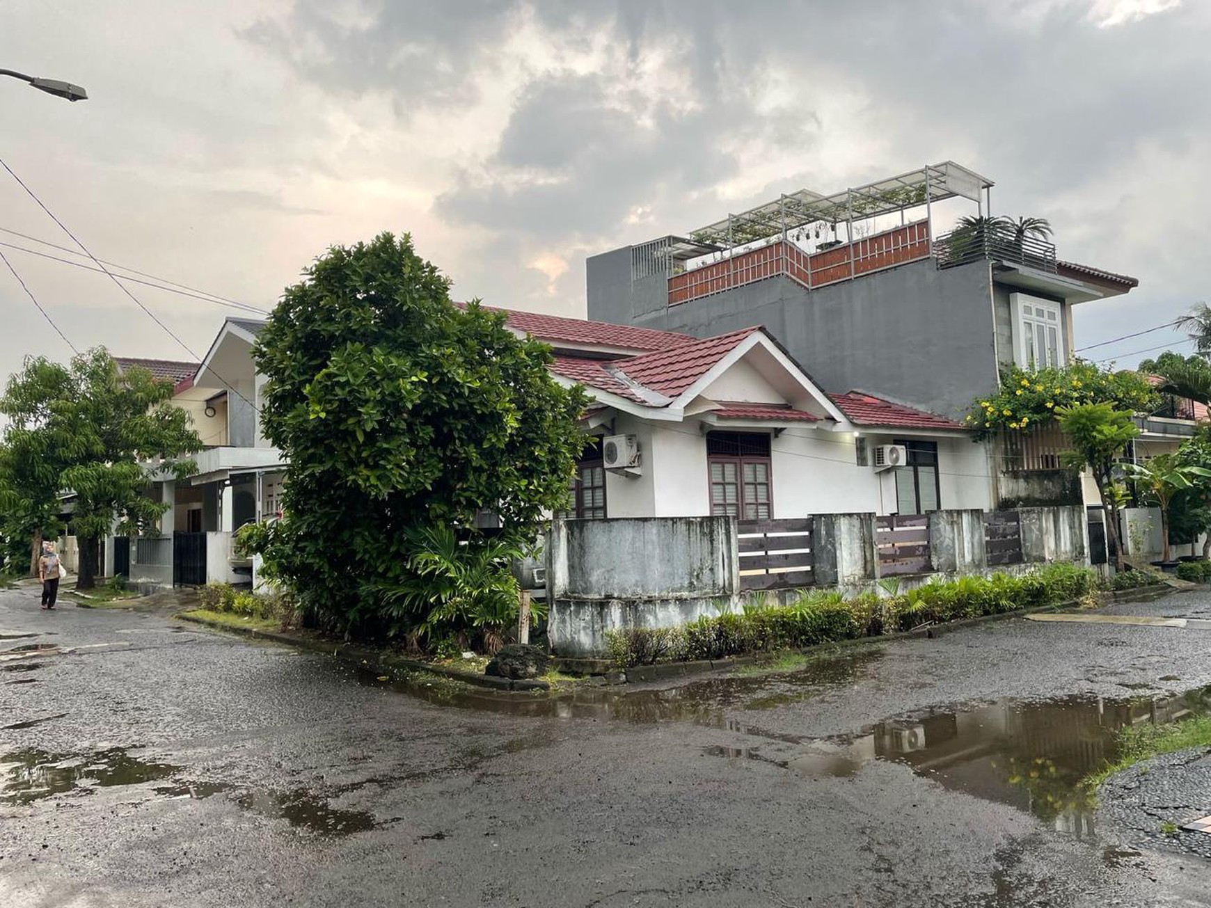 Rumah Siap Huni Posisi HOOK dengan Hunian Nyaman dan Asri di Bintaro Sektor 5