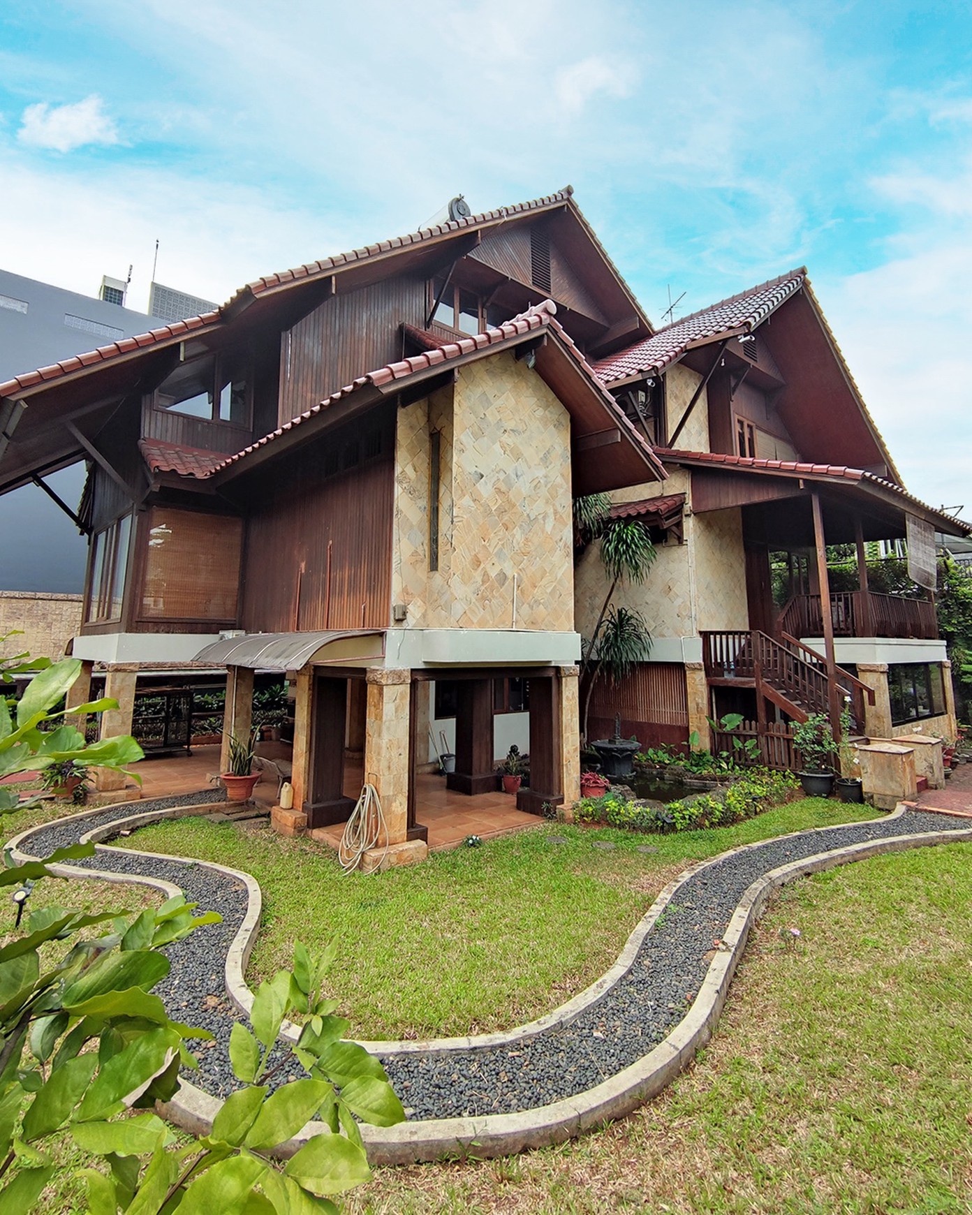 Rumah Bergaya Resort  di Pondok Indah