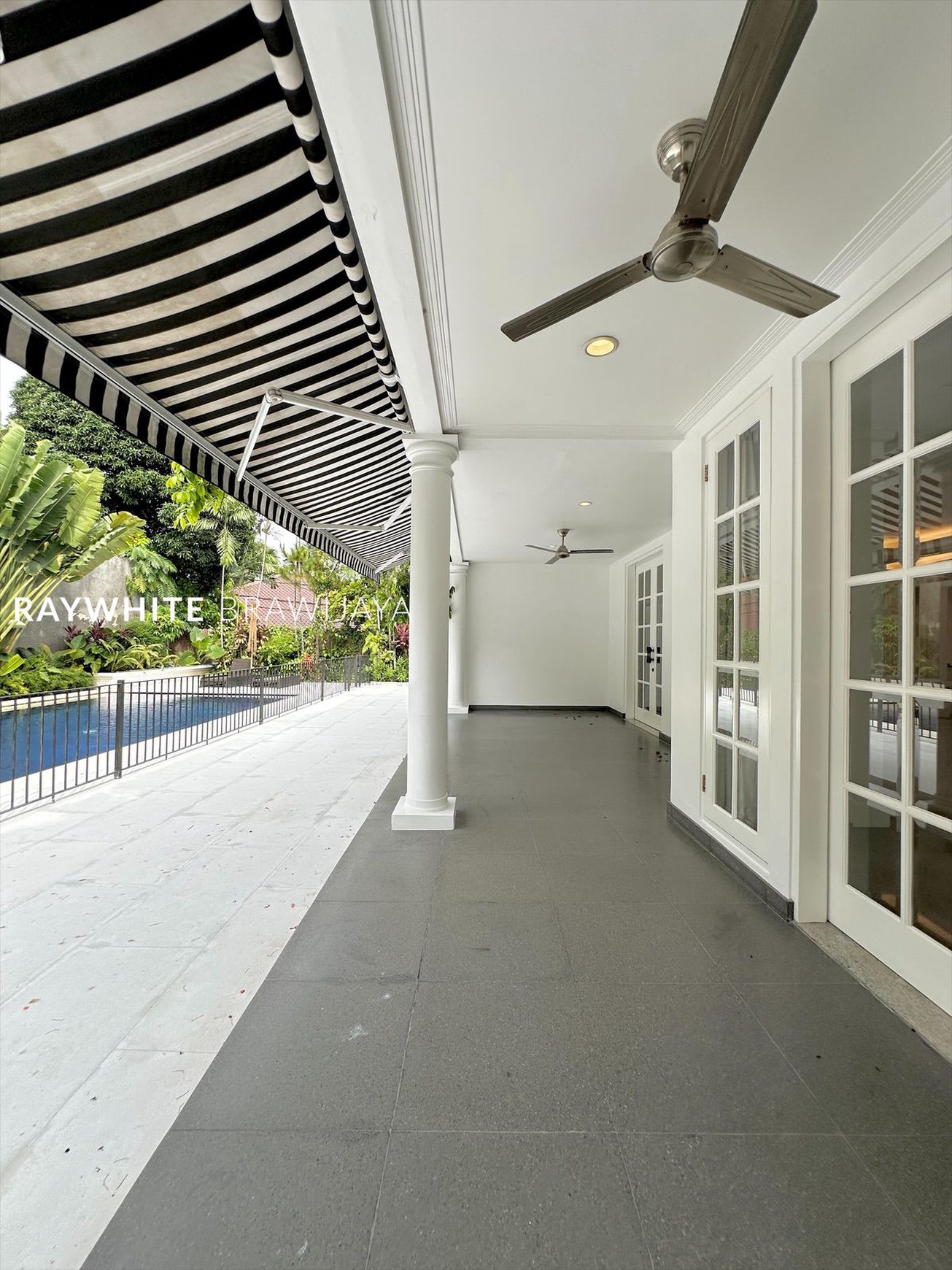 Rumah Modern Minimalis Dalam Townhouse Area Kemang Dalam