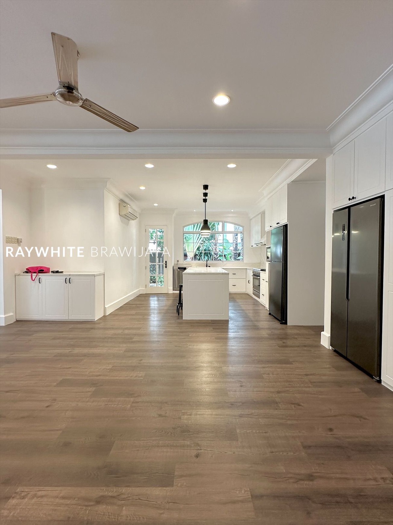 Rumah Modern Minimalis Dalam Townhouse Area Kemang Dalam
