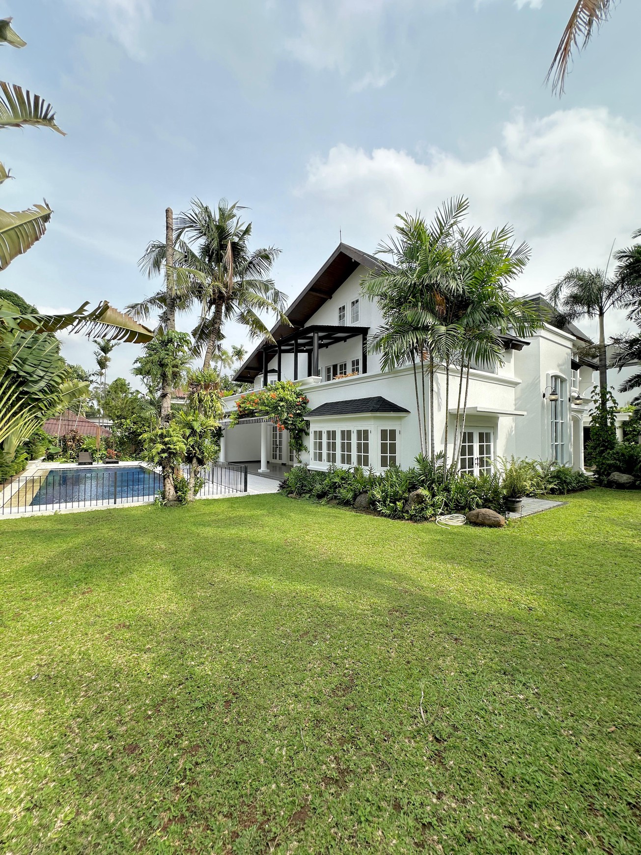 Rumah Modern Minimalis Dalam Townhouse Area Kemang Dalam