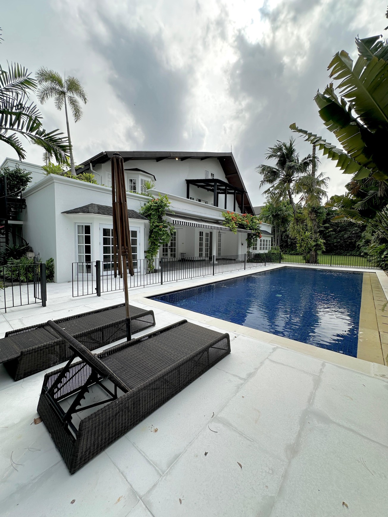 Rumah Modern Minimalis Dalam Townhouse Area Kemang Dalam