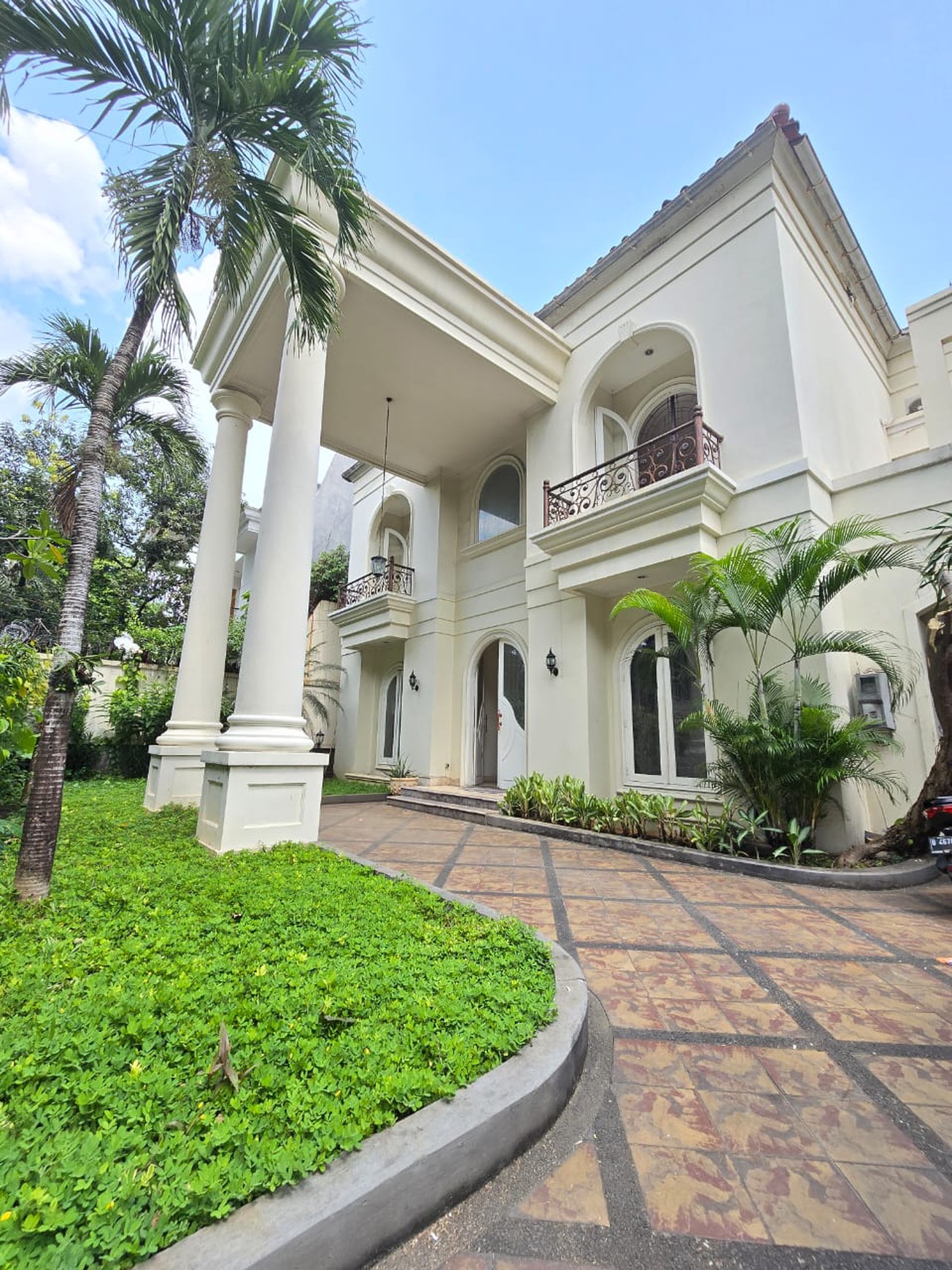 Luxury house with spacious yard best location at kemang dalam jakarta selatan 