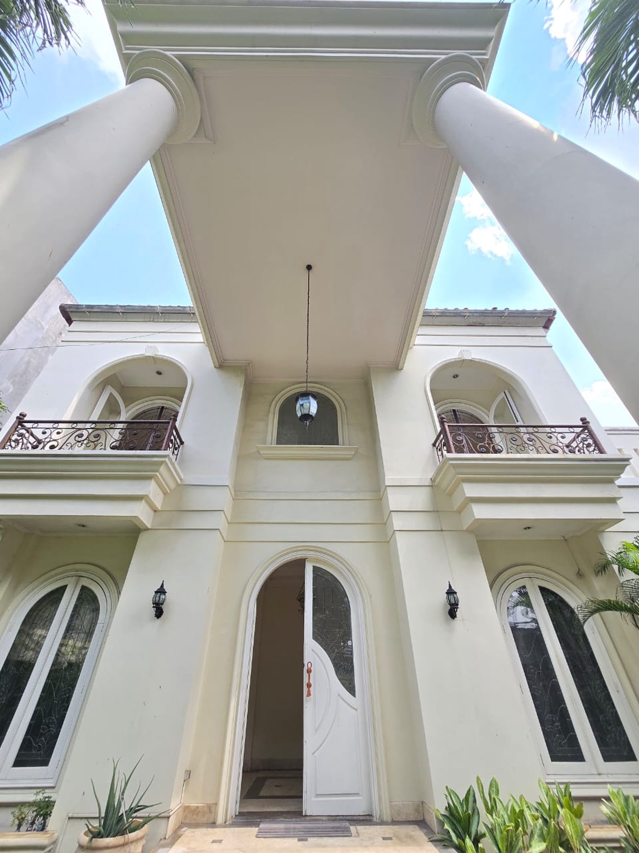 Luxury house with spacious yard best location at kemang dalam jakarta selatan 