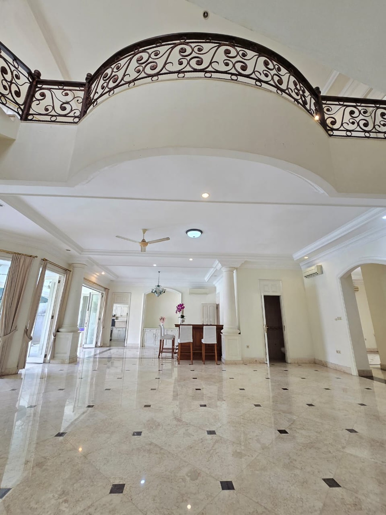 Luxury house with spacious yard best location at kemang dalam jakarta selatan 