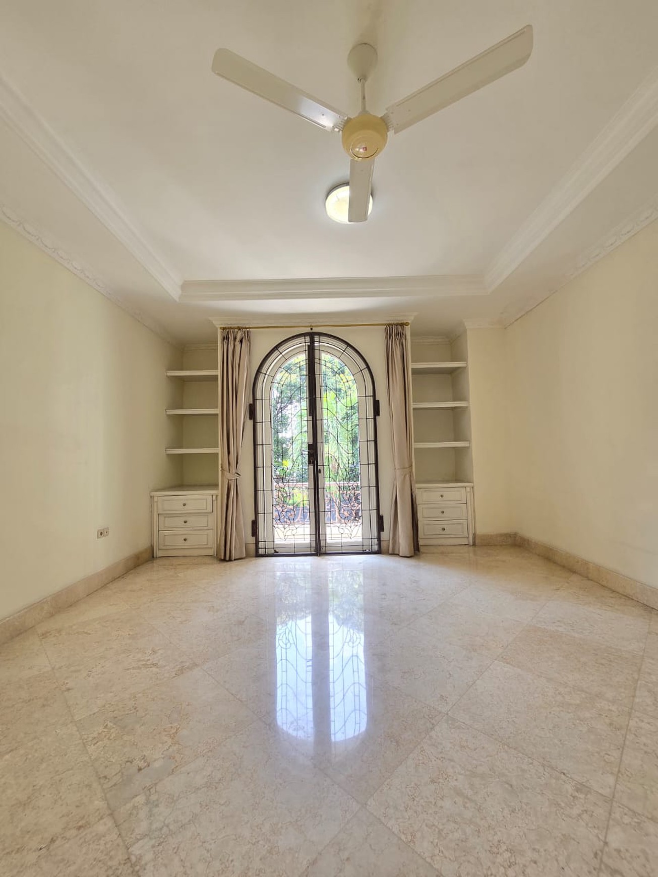 Luxury house with spacious yard best location at kemang dalam jakarta selatan 