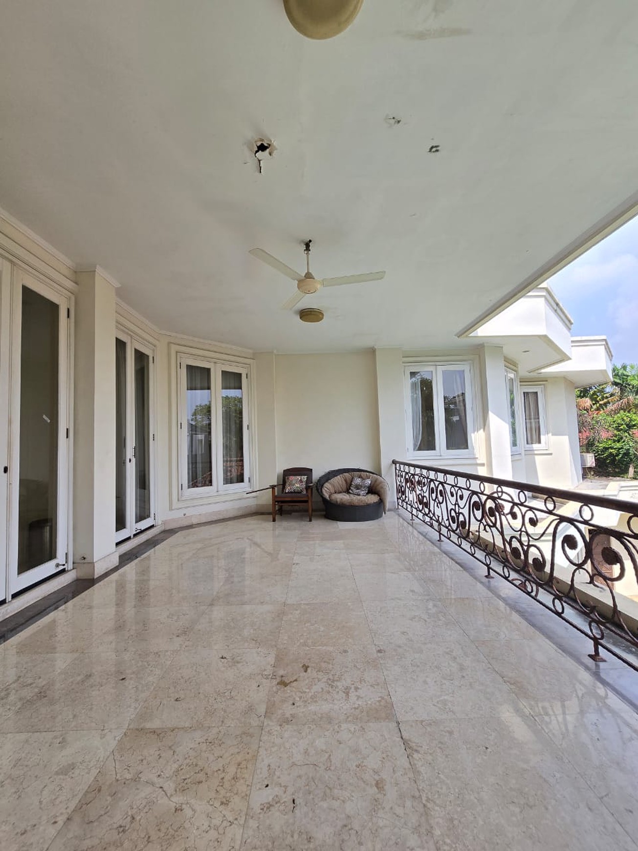 Luxury house with spacious yard best location at kemang dalam jakarta selatan 