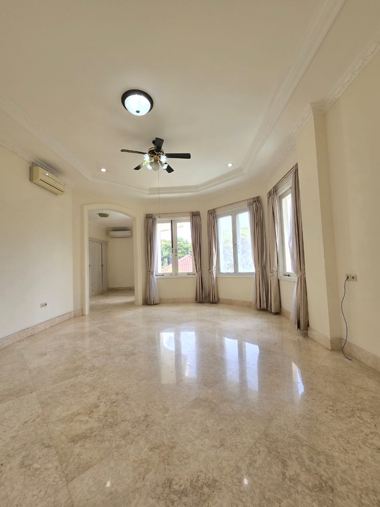 Luxury house with spacious yard best location at kemang dalam jakarta selatan 