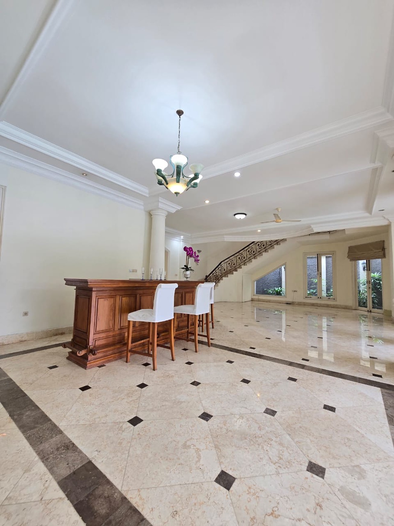 Luxury house with spacious yard best location at kemang dalam jakarta selatan 