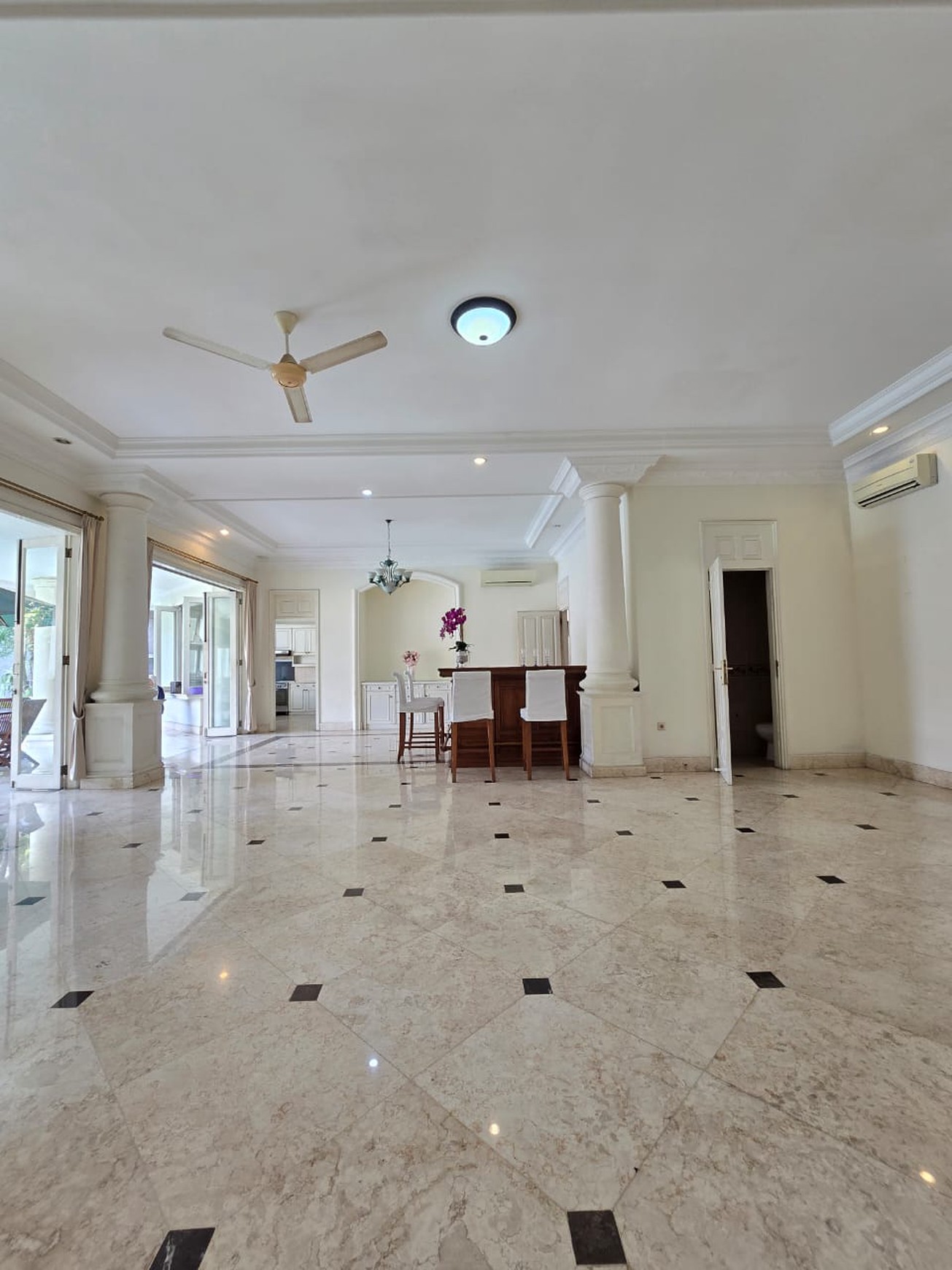 Luxury house with spacious yard best location at kemang dalam jakarta selatan 