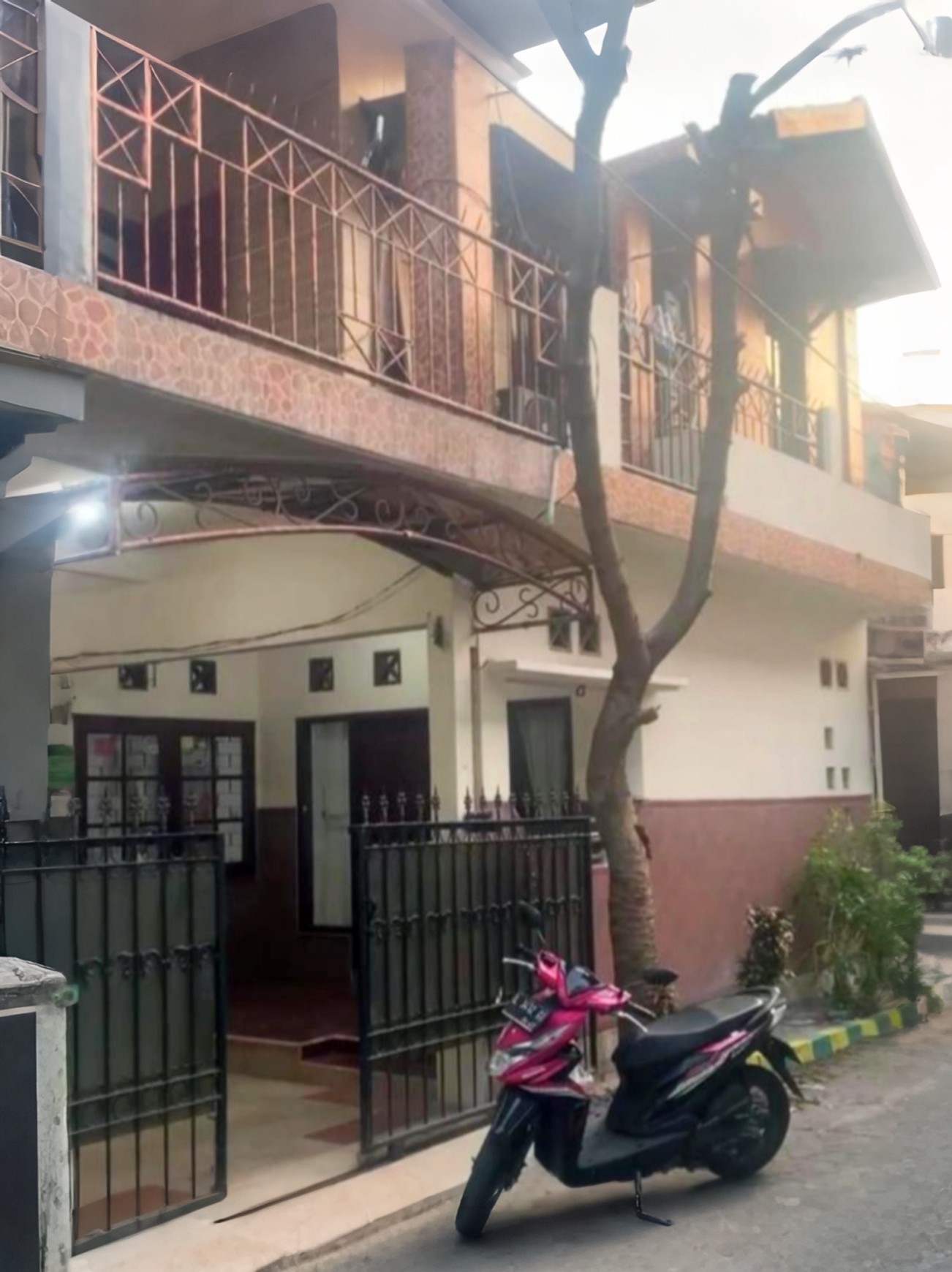 Di jual Rumah Mewah  murah 2 lt Siap huni di Kebraon Utama wiyung Surabaya
