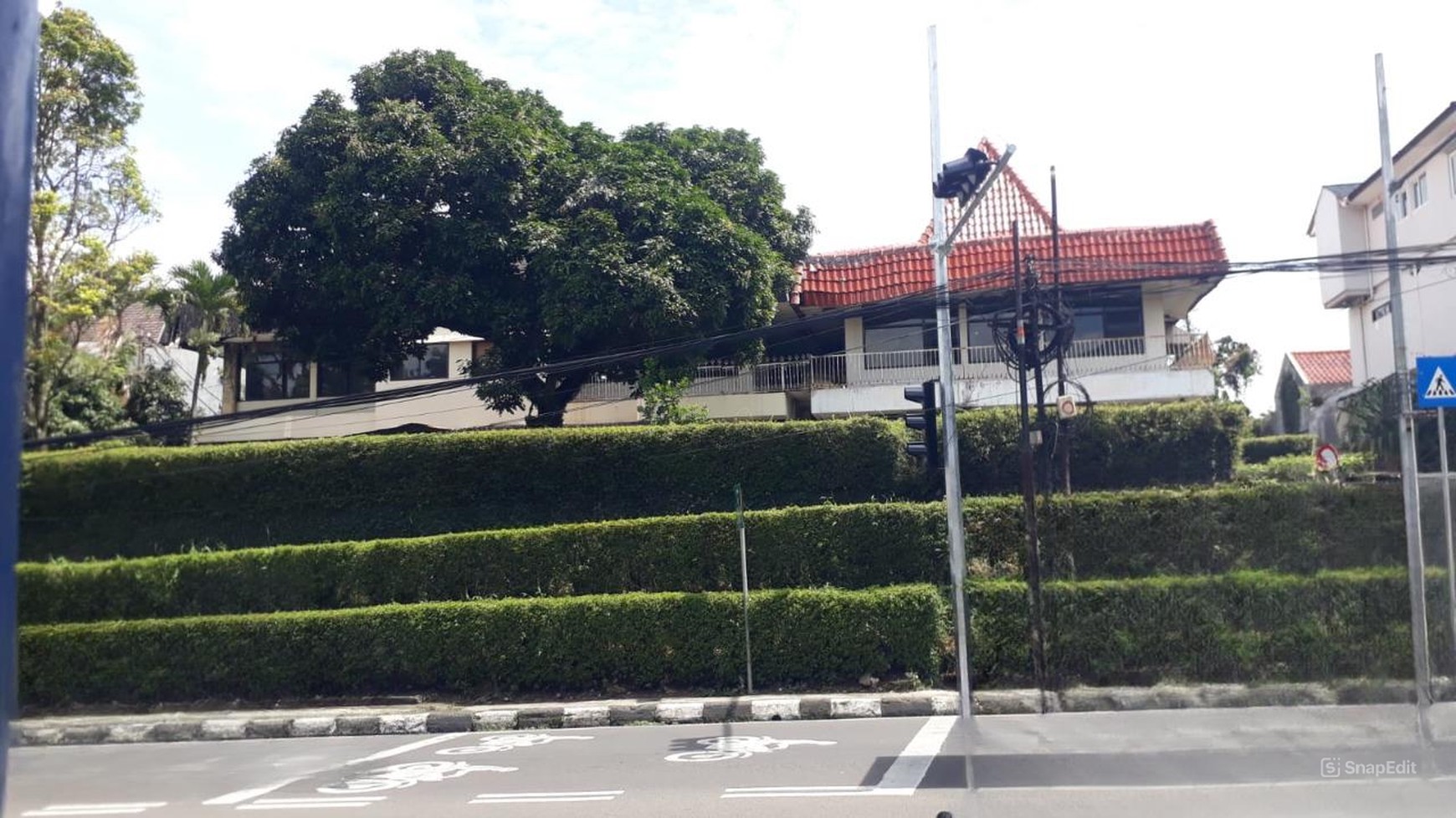 Dijual Rumah Hitung Tanah di Mainroad Setiabudi