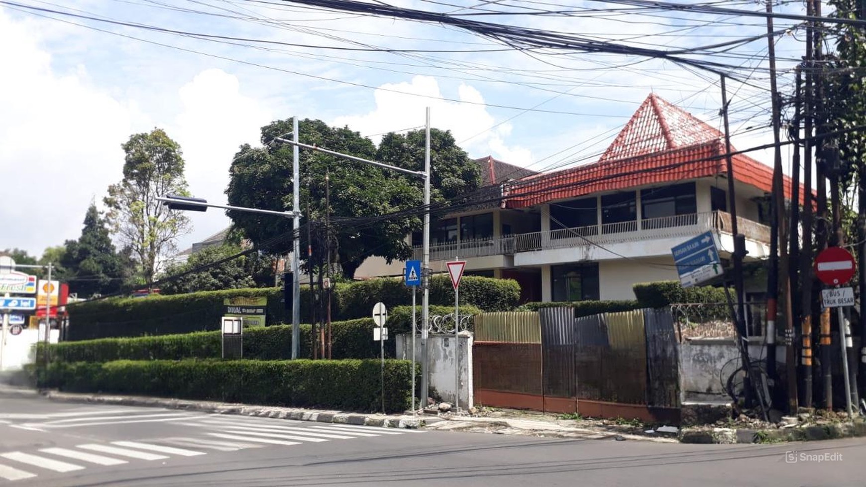 Dijual Rumah Hitung Tanah di Mainroad Setiabudi