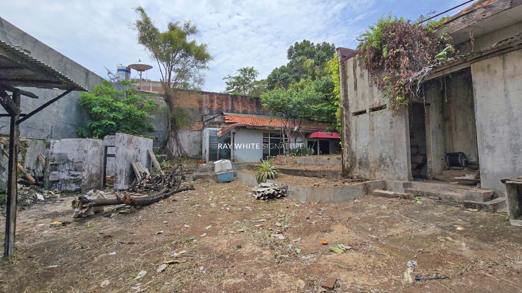 Rumah Lama Cocok Untuk Kost Hitung Tanah di Jl Dwijaya