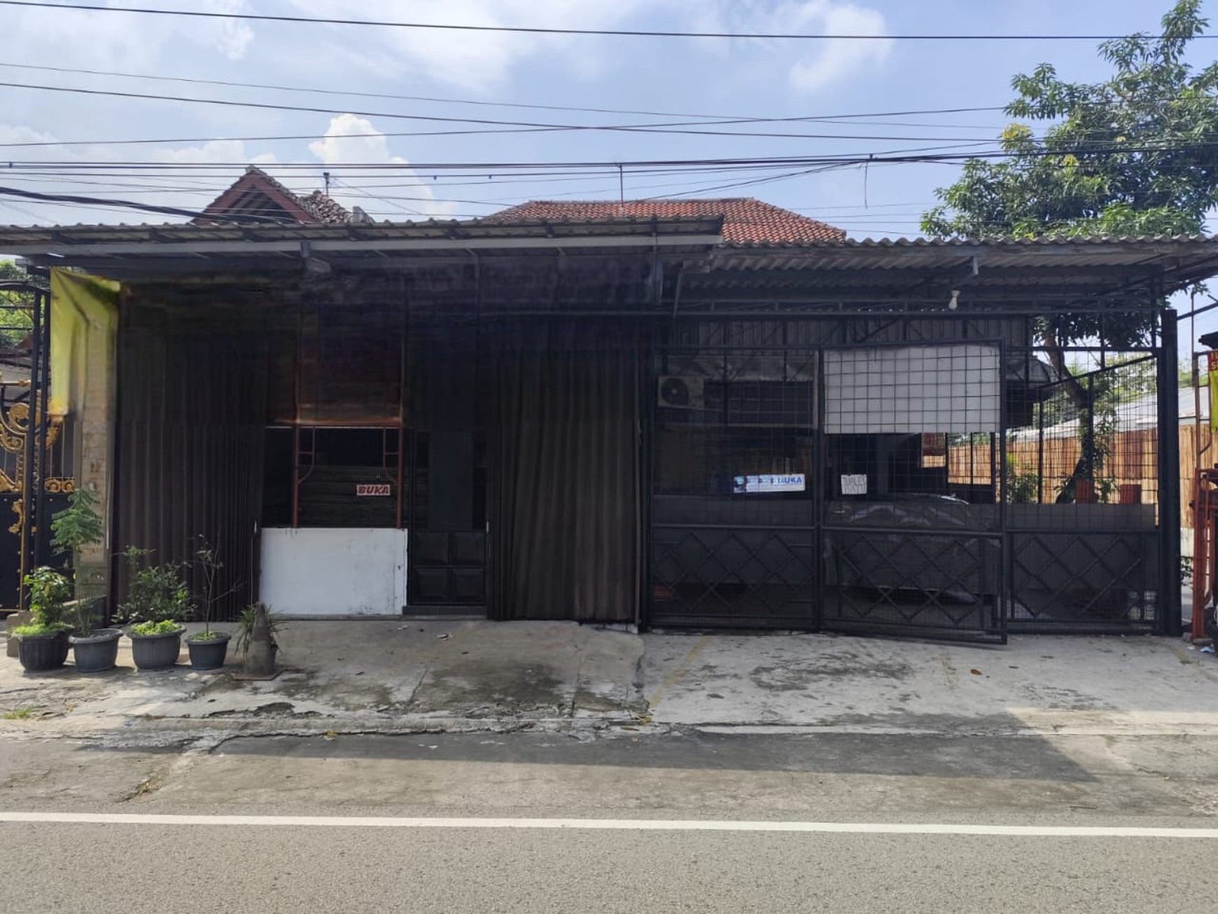 RUMAH & TEMPAT USAHA DI JL COKROWIJAYAN, DEKAT DARI RINGROAD BARAT.
