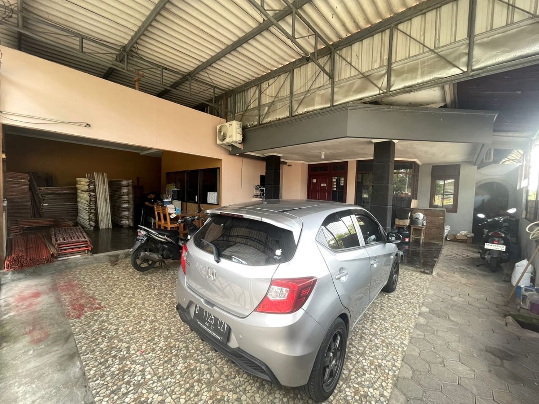 RUMAH & TEMPAT USAHA DI JL COKROWIJAYAN, DEKAT DARI RINGROAD BARAT.