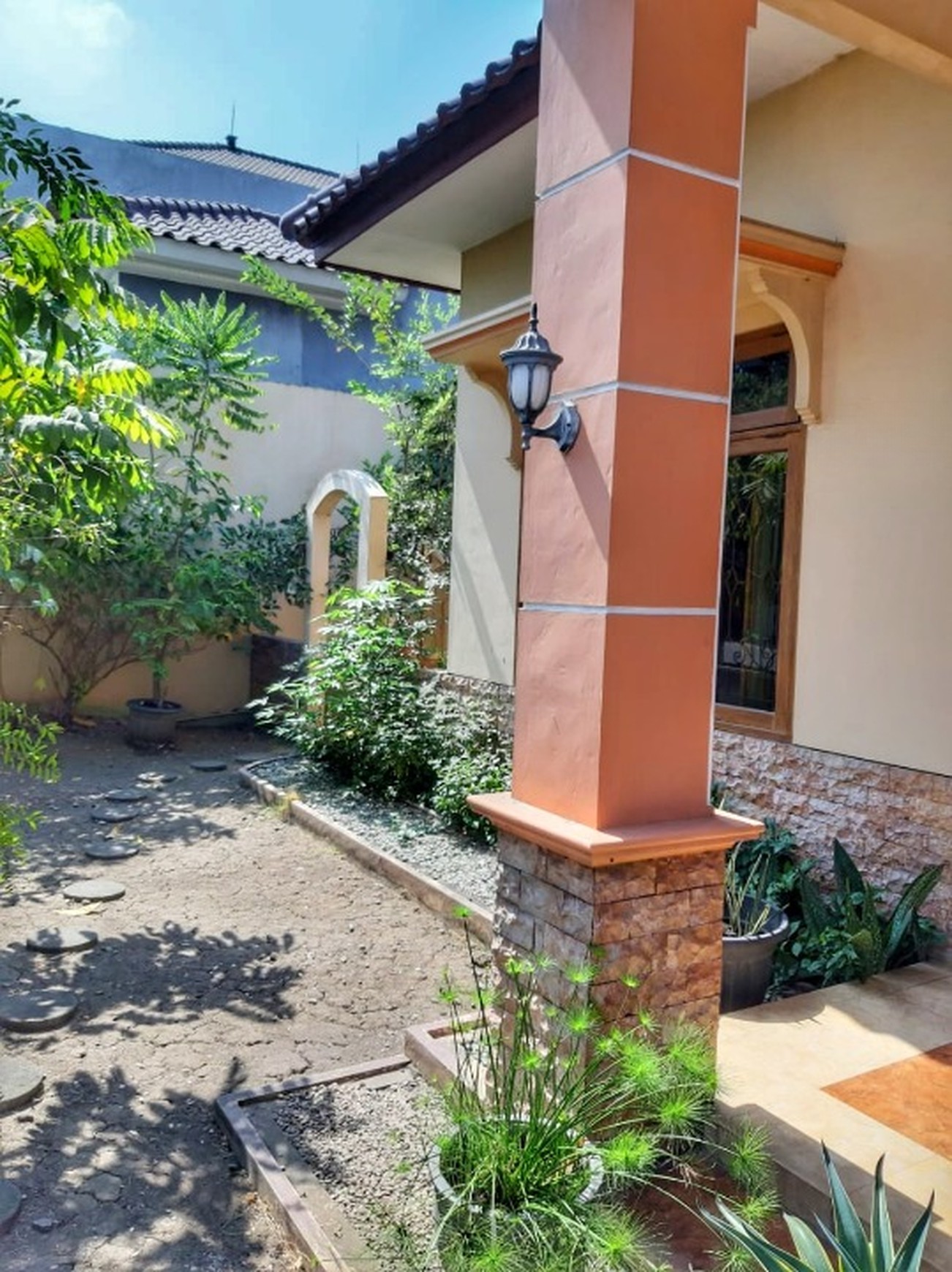 Dijual Rumah Gayungsari Barat I semi furnished 