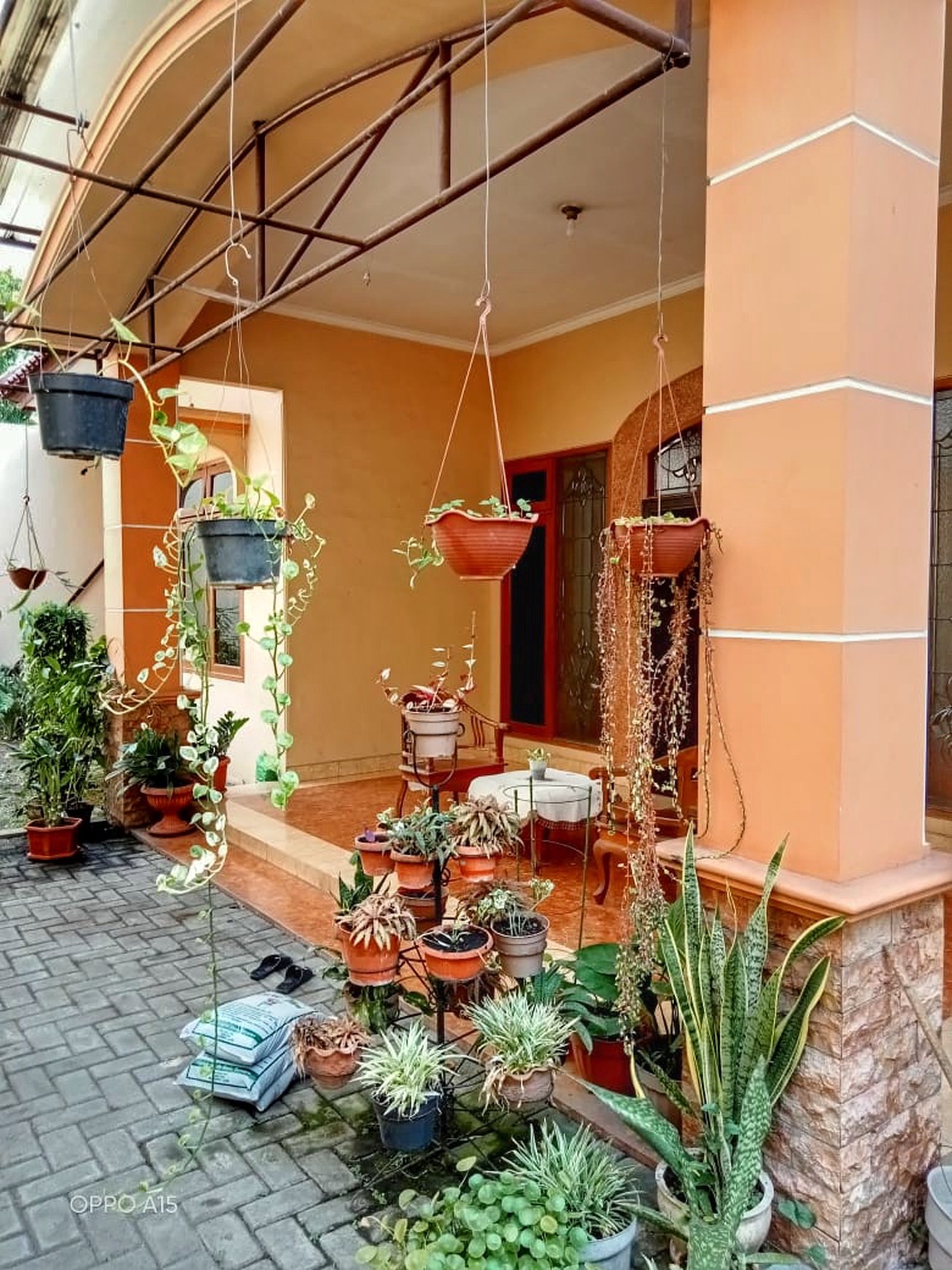 Dijual Rumah Gayungsari Barat I semi furnished 