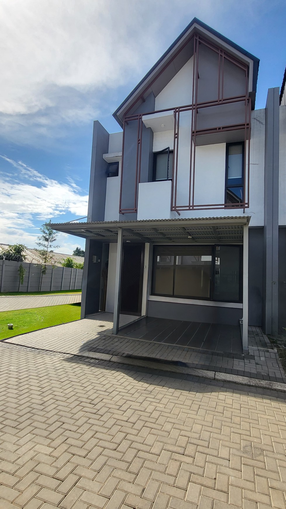 Rumah posisi hoek  Yuthica Lokasi strategis di BSD city