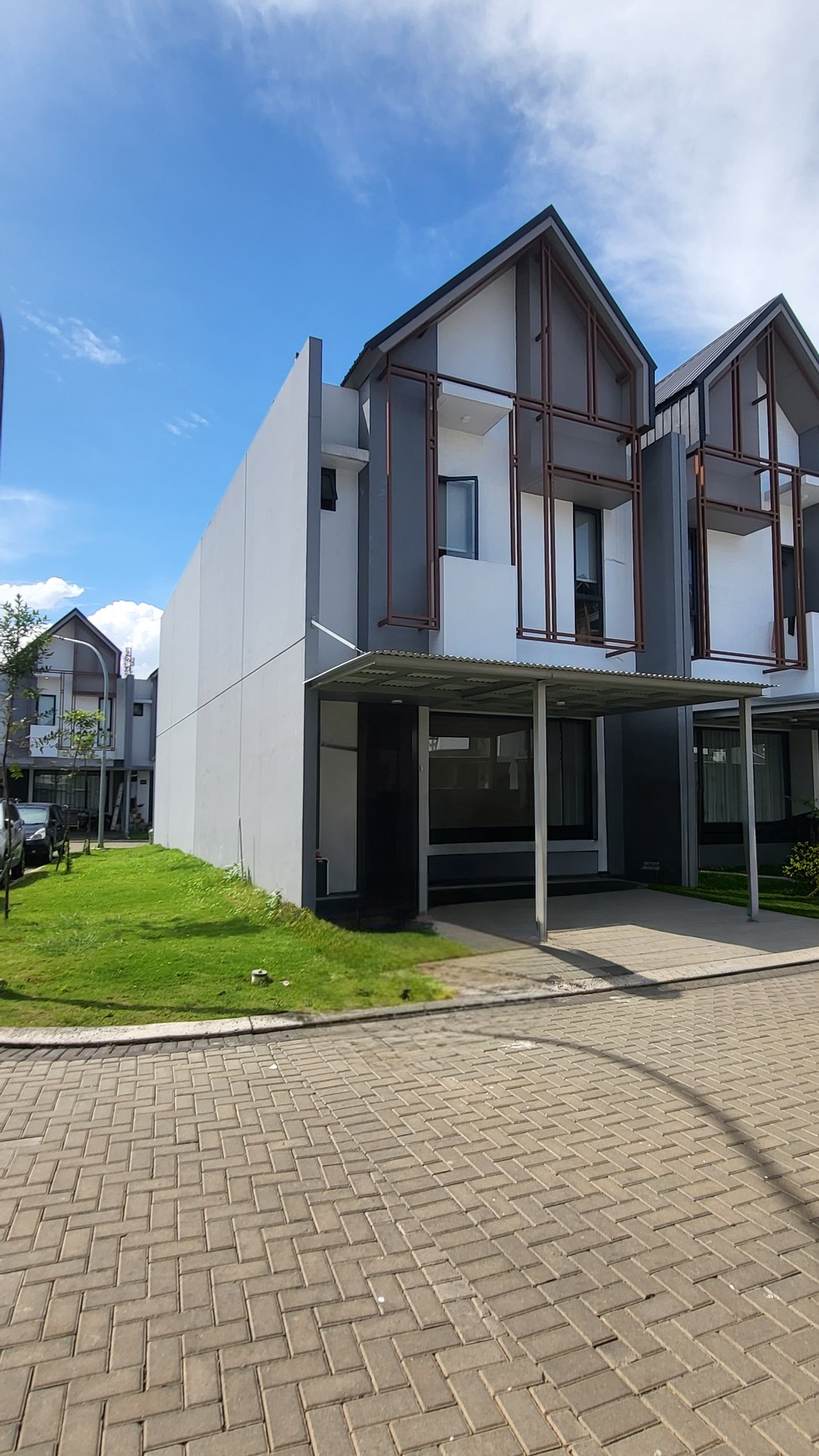 Rumah posisi hoek  Yuthica Lokasi strategis di BSD city