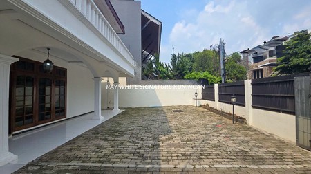 Disewakan Rumah Siap Huni di Area Strategis Panglima Polim, Kebayoran Baru