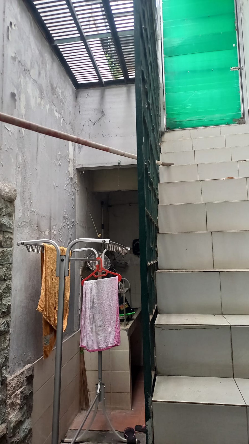 Rumah Sektor 9 Bintaro posisi di hoek dekat taman, rumah 1 lantai...