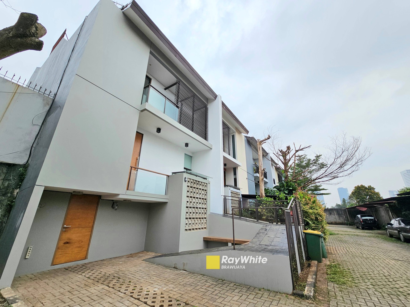 Rumah di Cilandak Barat, 2 menit ke tol Desari, Private Pool, 4 bedrooms