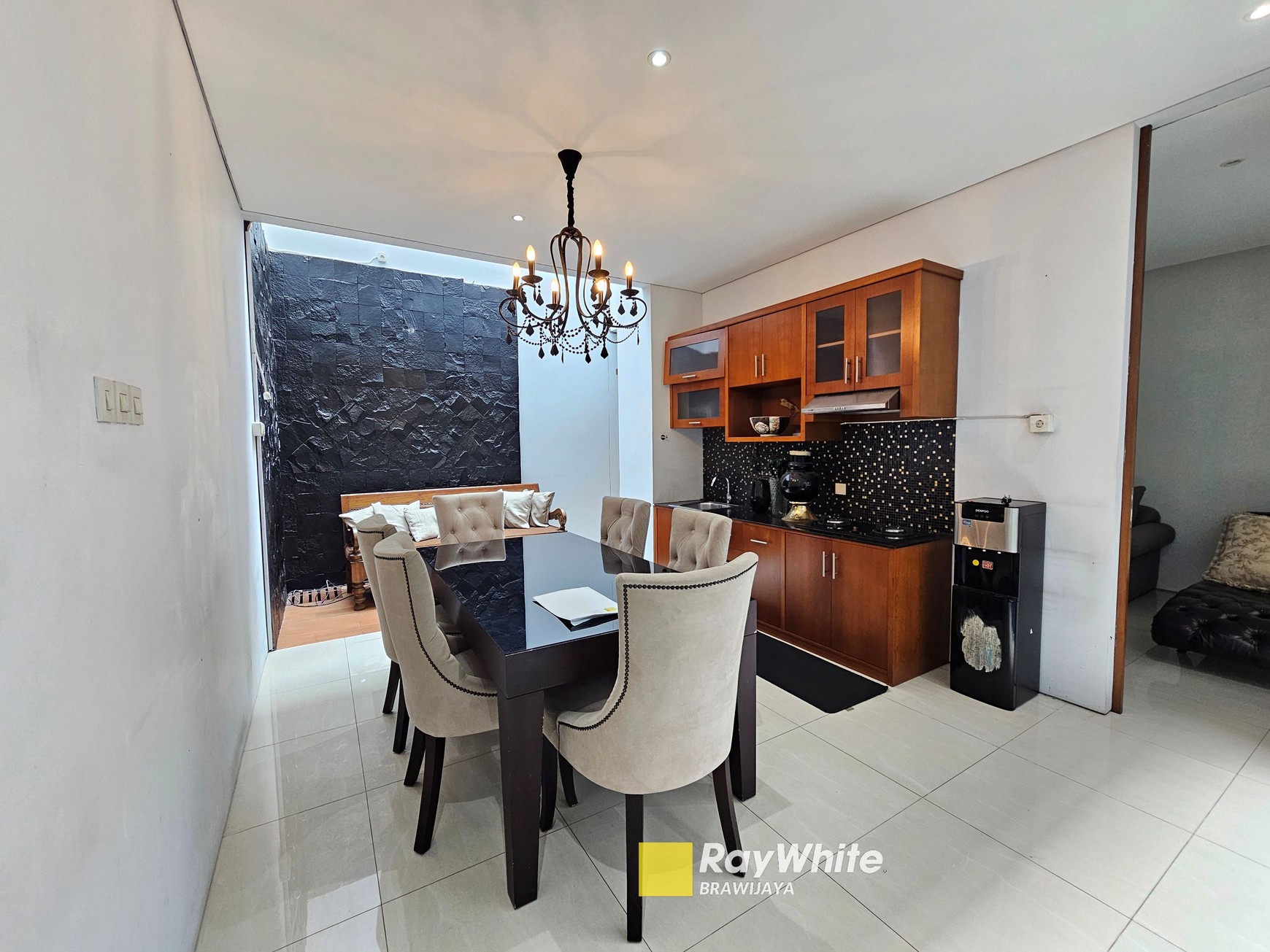 Rumah di Cilandak Barat, 2 menit ke tol Desari, Private Pool, 4 bedrooms