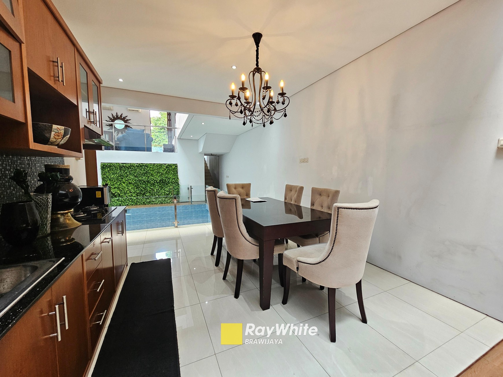 Rumah di Cilandak Barat, 2 menit ke tol Desari, Private Pool, 4 bedrooms