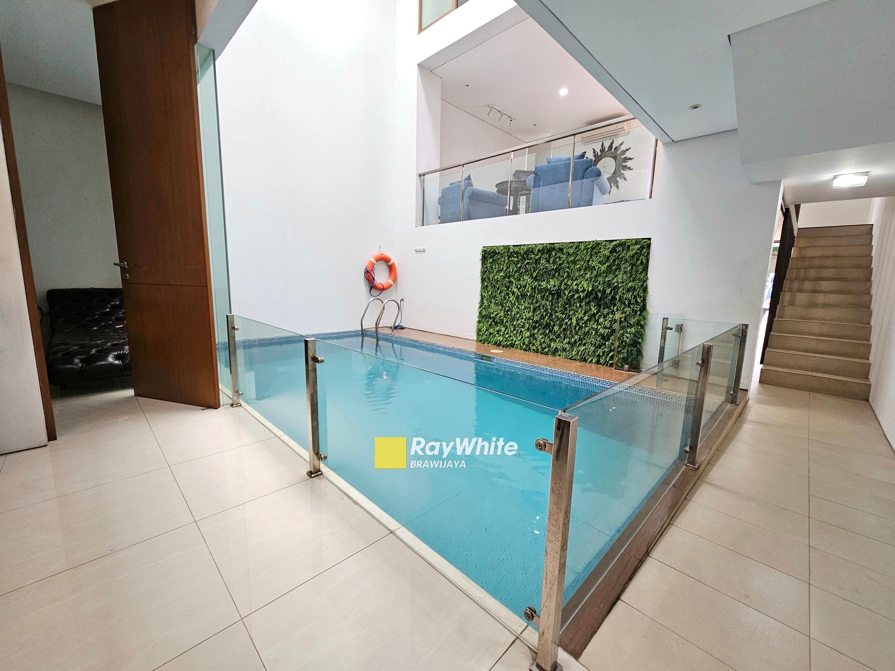 Rumah di Cilandak Barat, 2 menit ke tol Desari, Private Pool, 4 bedrooms