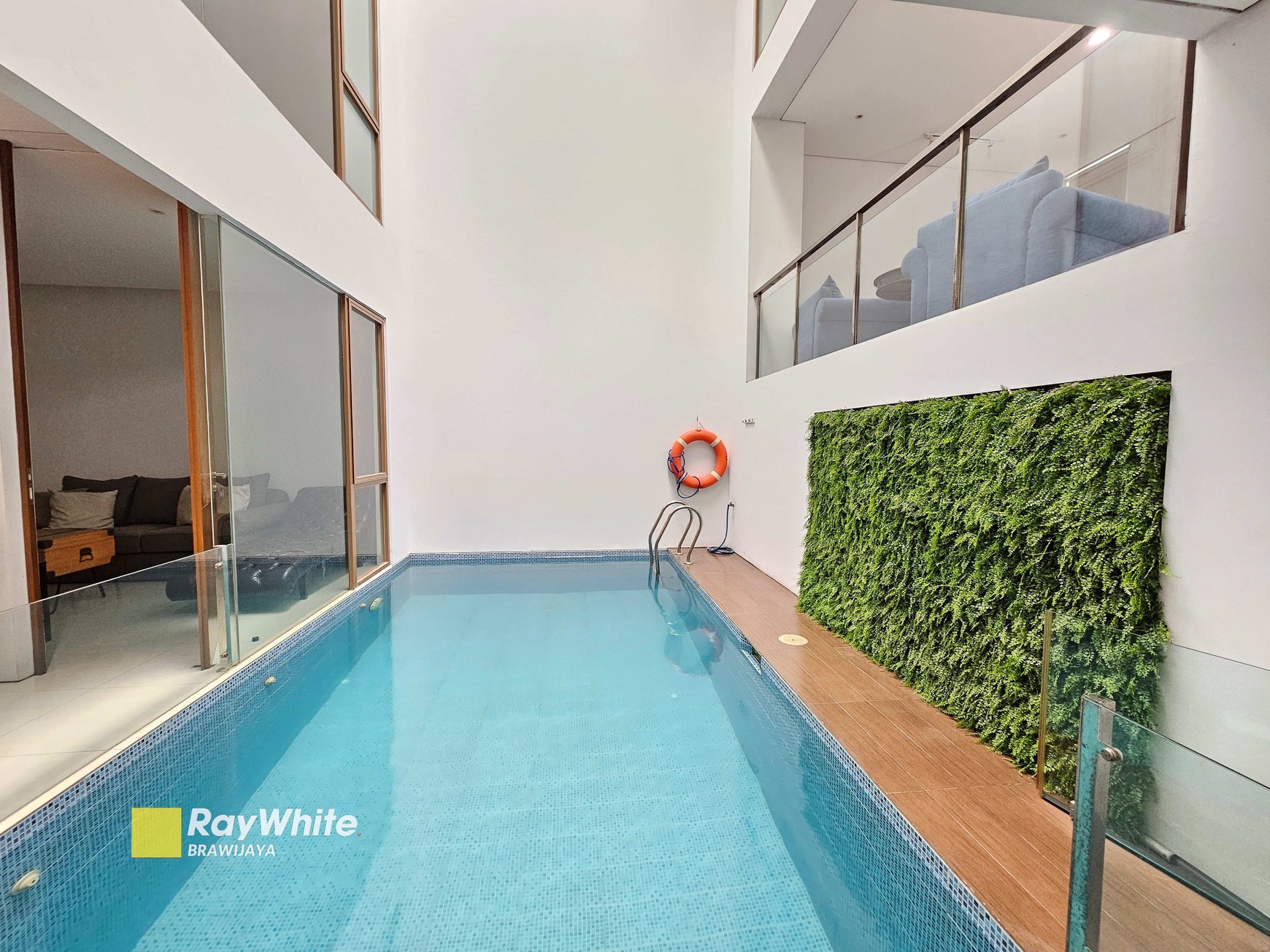 Rumah di Cilandak Barat, 2 menit ke tol Desari, Private Pool, 4 bedrooms