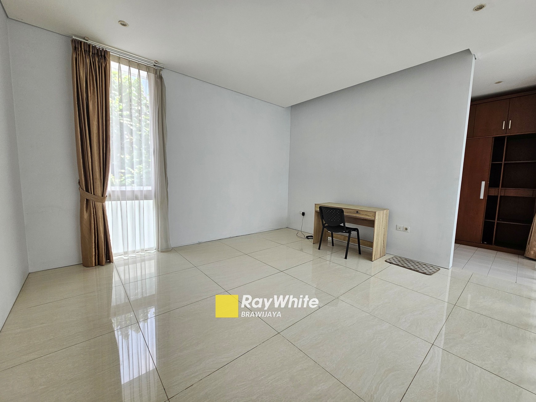 Rumah di Cilandak Barat, 2 menit ke tol Desari, Private Pool, 4 bedrooms