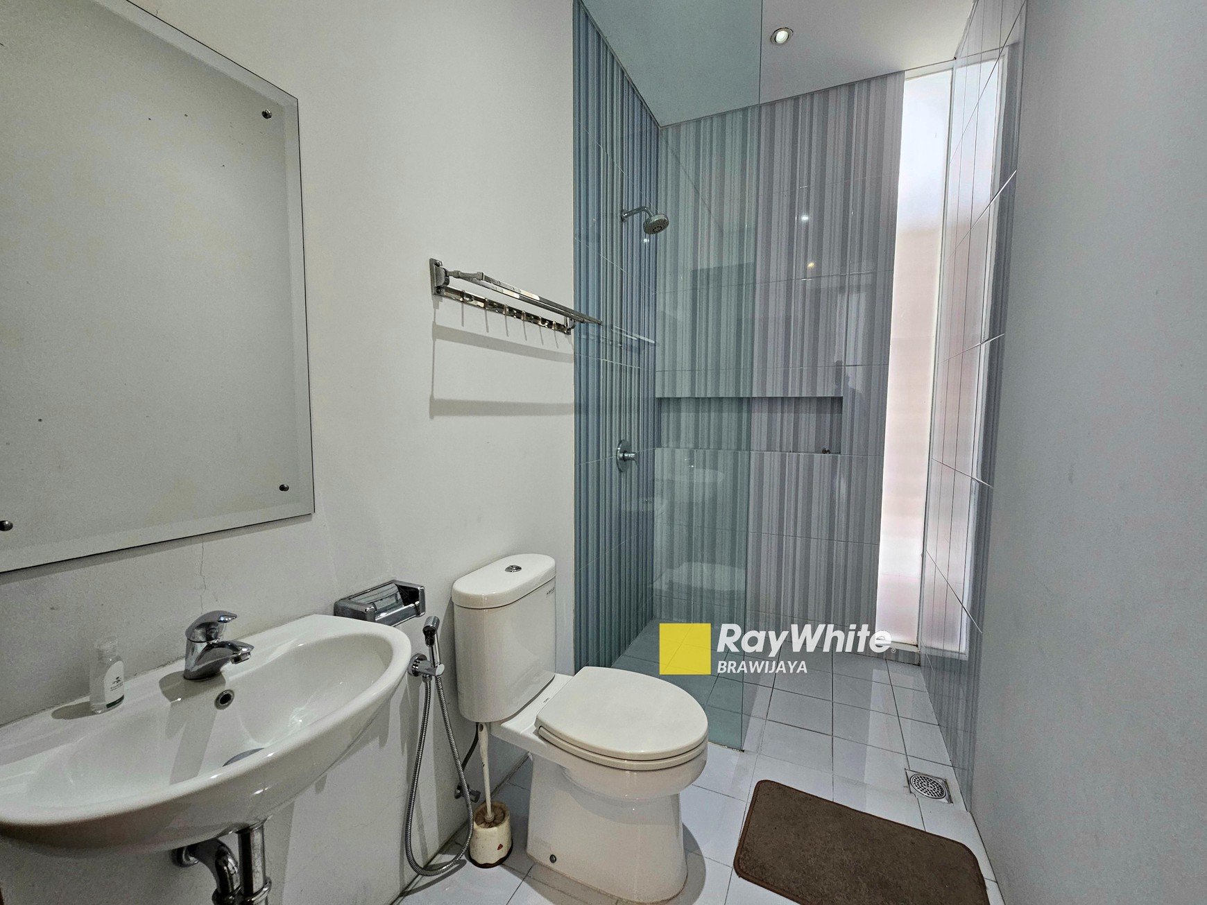 Rumah di Cilandak Barat, 2 menit ke tol Desari, Private Pool, 4 bedrooms