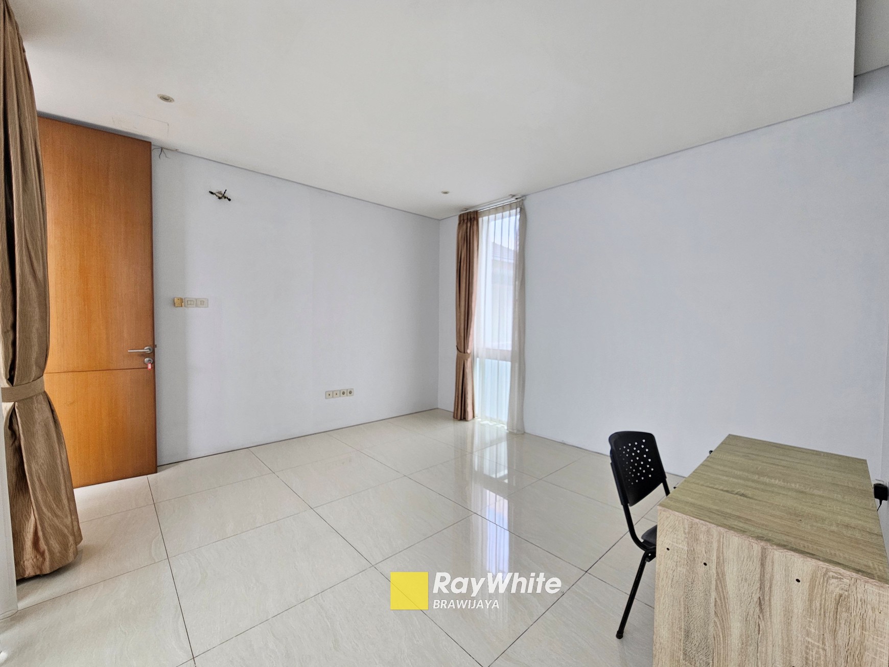 Rumah di Cilandak Barat, 2 menit ke tol Desari, Private Pool, 4 bedrooms