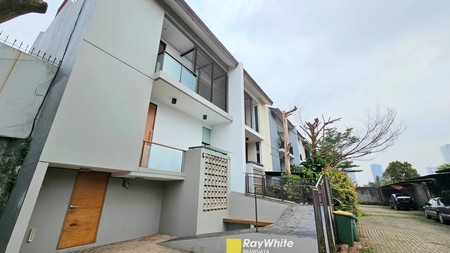 Rumah di Cilandak Barat, 2 menit ke tol Desari, Private Pool, 4 bedrooms