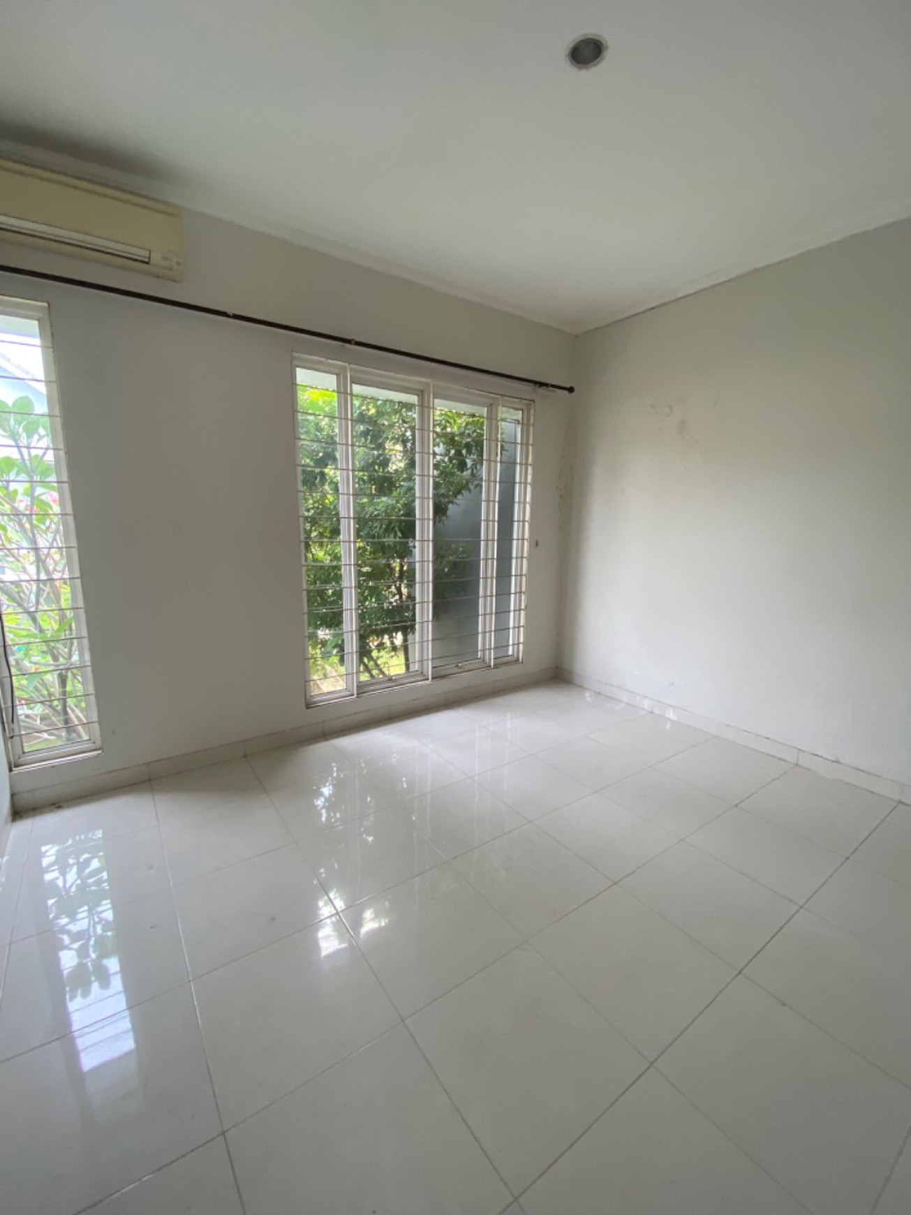 Rumah Bagus Siap Huni Asri di Cluster Emerald View, Bintaro Jaya Sektor 9 
