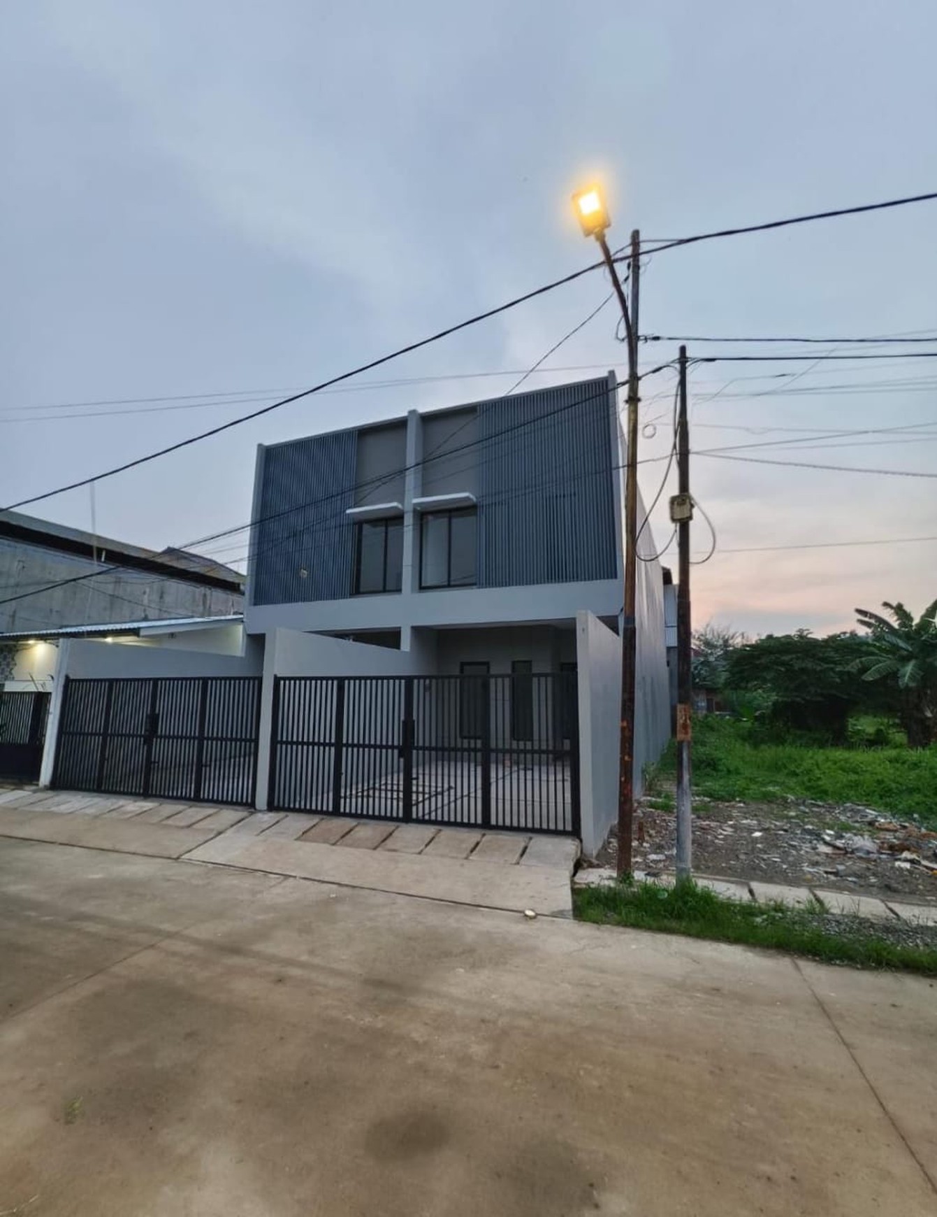 Rumah Baru 2 lantai siap huni, lokasi premium di Kav DKI Meruya Utara