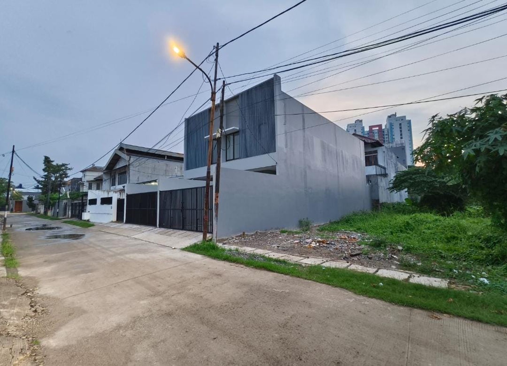 Rumah Baru 2 lantai siap huni, lokasi premium di Kav DKI Meruya Utara