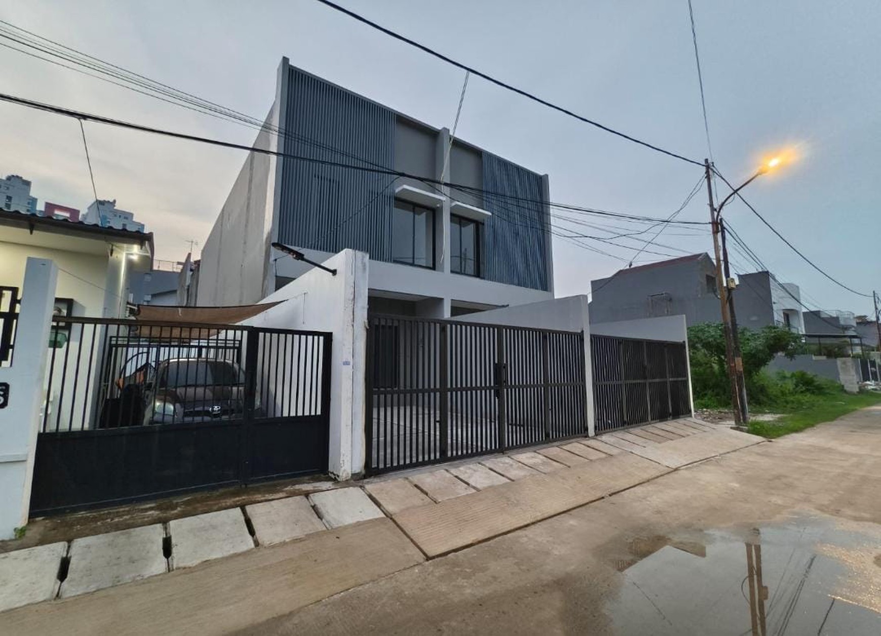 Rumah Baru 2 lantai siap huni, lokasi premium di Kav DKI Meruya Utara