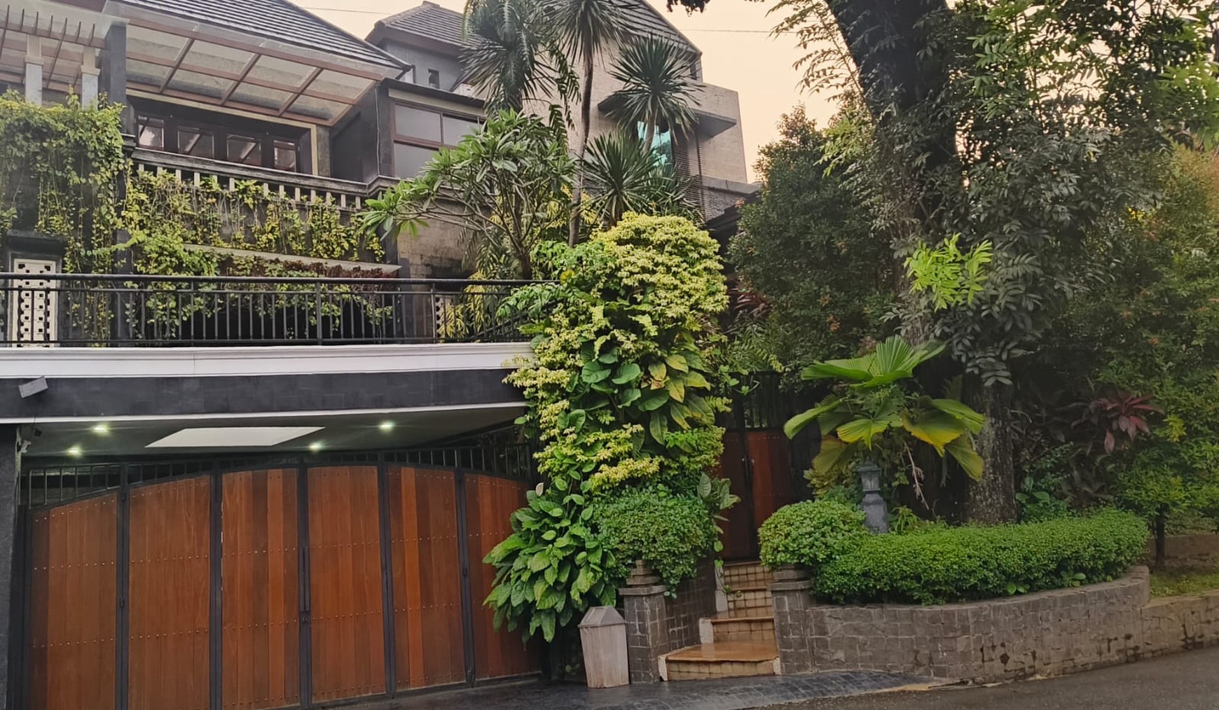 Dijual Rumah Mewah dan Asri di Pondok Indah - Hunian Eksklusif di Lokasi Premium