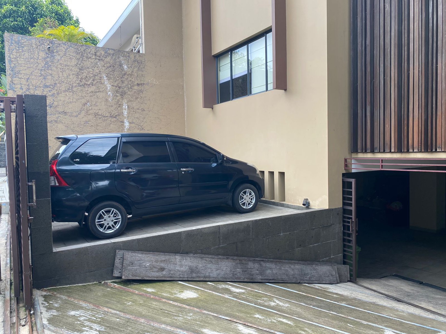 Di Jual Rumah Kost Aktif, Strategis di Jl Ciniru  Kebayoran Baru - Jakarta Selatan .