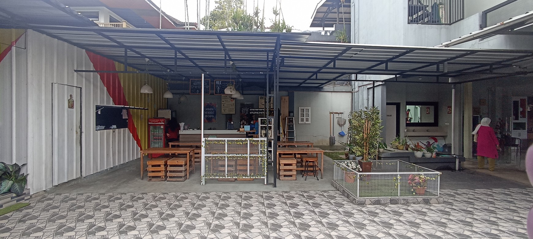 Rumah Usaha di Mainroad Cihanjuang dekat Taman Kupu Kupu Cihanjuang