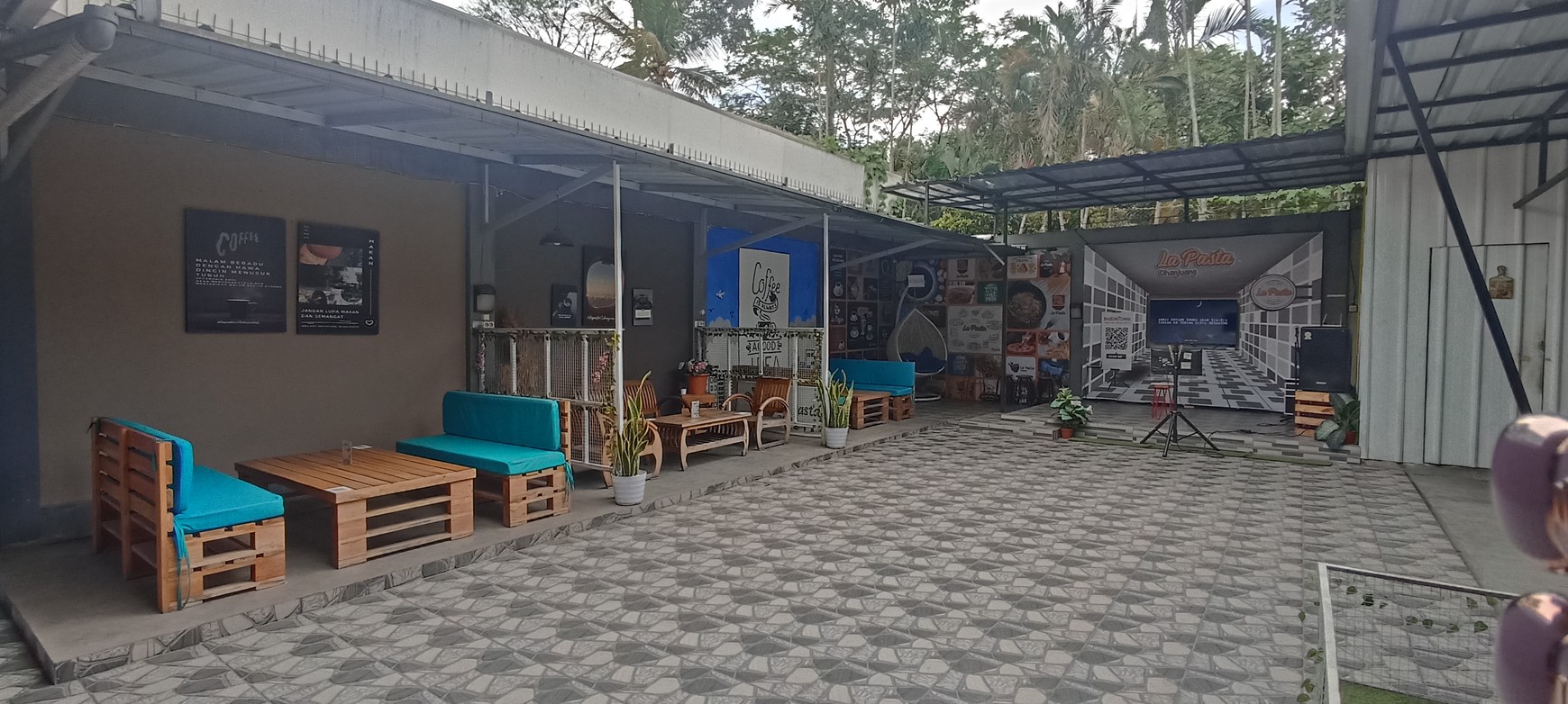 Rumah Usaha di Mainroad Cihanjuang dekat Taman Kupu Kupu Cihanjuang