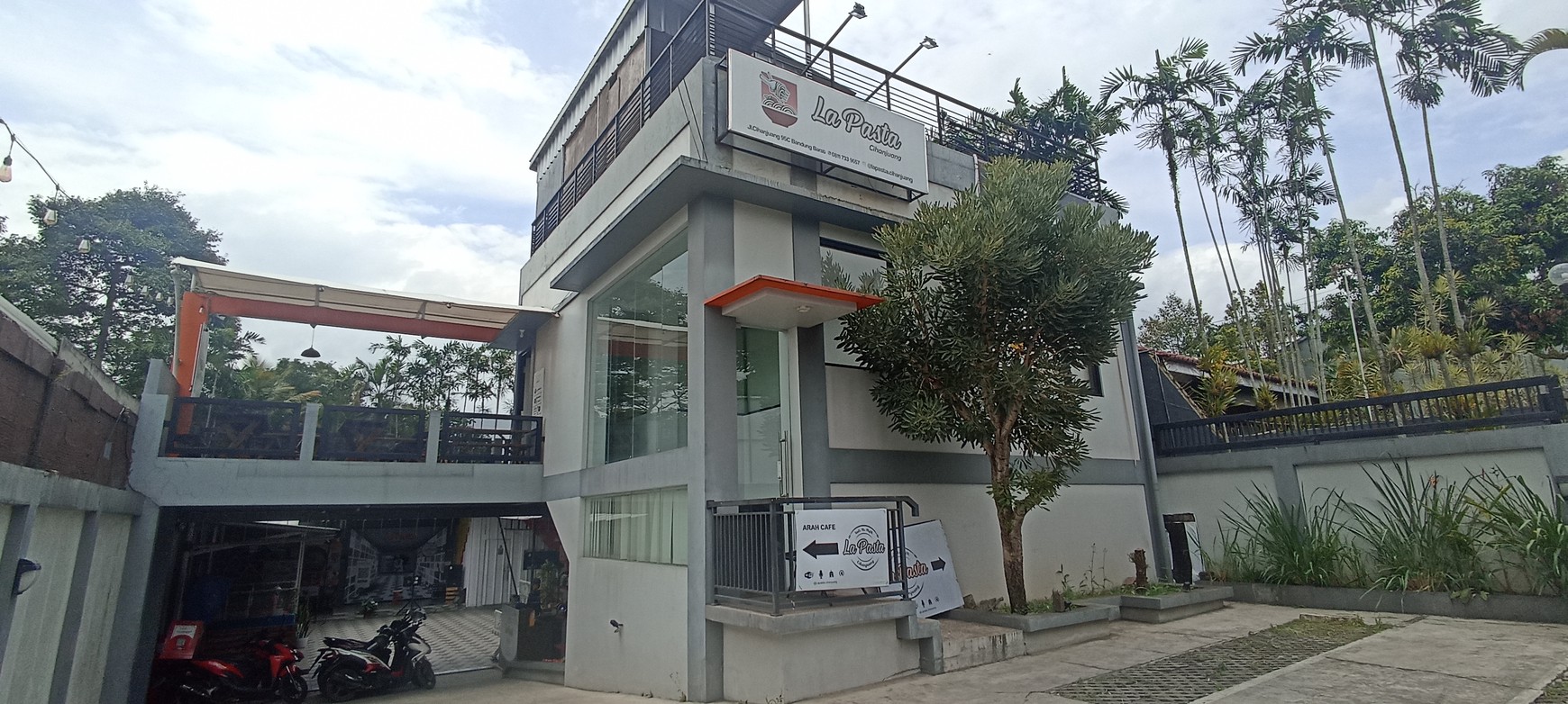 Rumah Usaha di Mainroad Cihanjuang dekat Taman Kupu Kupu Cihanjuang