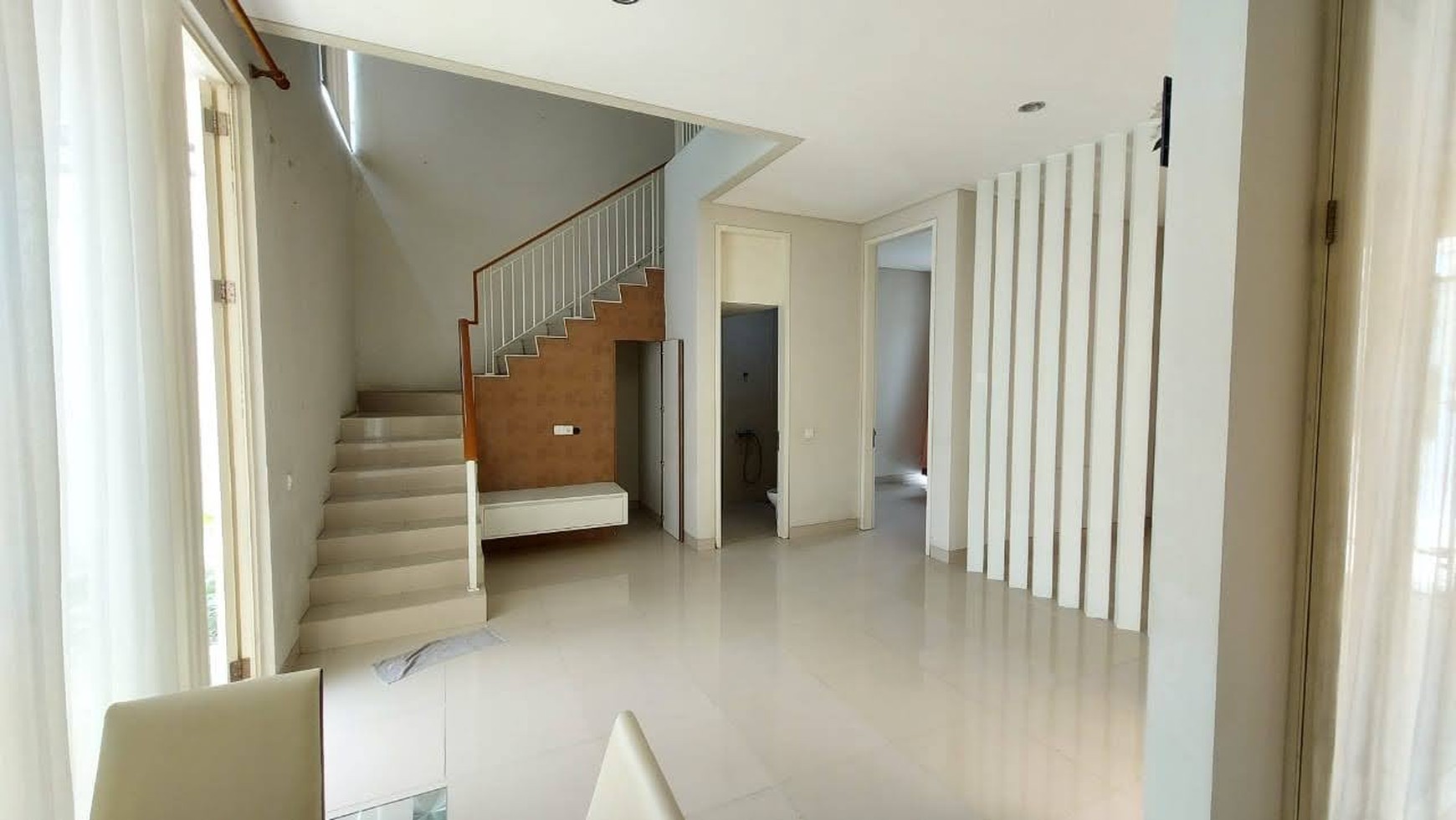 Dijual Rumah Pakuwon.indah The Mansion Semi Furnished Siap Huni Dekat Citraland, Graha Family
